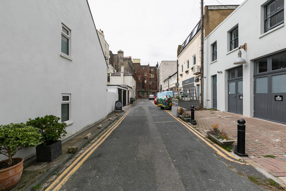 Free Parking & Dog Friendly | Brighton Retreat in Donkey Mews 3 BN3 1AW - Property image 14 - VivreStays