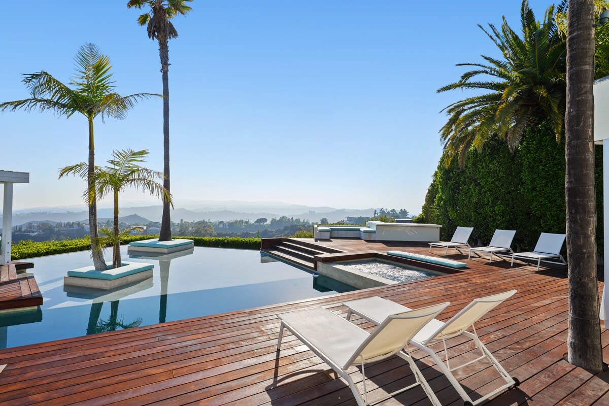 A captivating view from the infinity pool. Immerse yourself in the beauty of Beverly Hills.