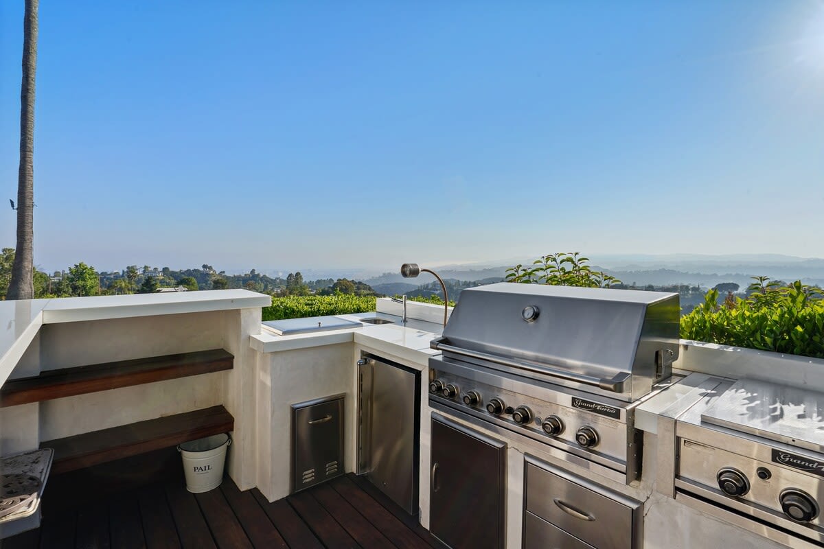 A barbecue station with a view! Savor delectable meals while soaking in the stunning vistas around you.