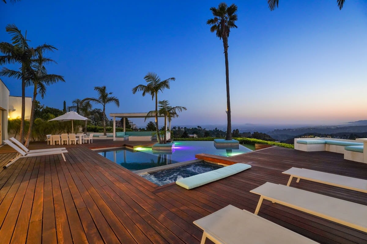 Relish in the magic of the sunset as you unwind in the jacuzzi, adding a touch of luxury to the end of your day.
