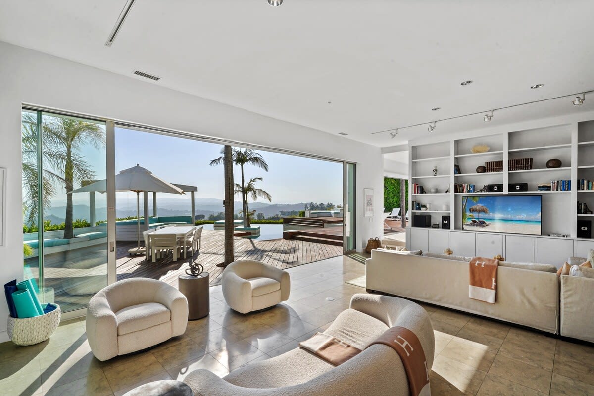 Immerse yourself in natural beauty as the seamless transition between indoors and outdoors brings the breathtaking vistas right to your fingertips.