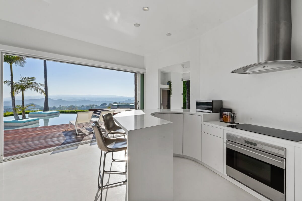 Modern kitchen appliances ensure convenience and efficiency for all your culinary needs.