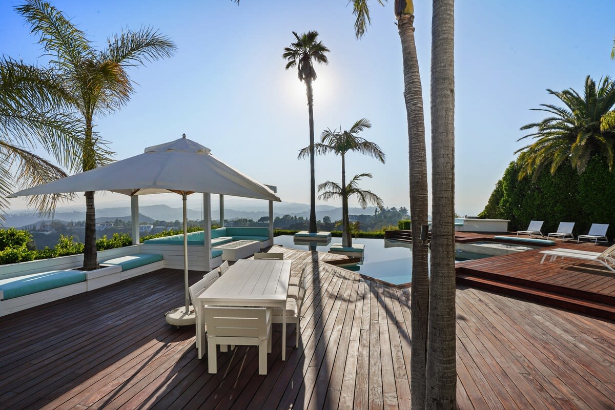 Experience delightful outdoor dining on the deck, as it becomes a culinary haven with the refreshing breeze and stunning vistas.
