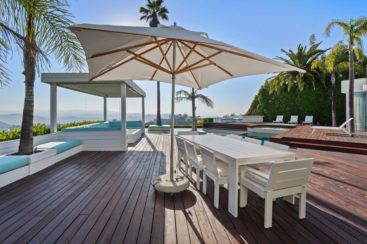 Dine al fresco with a view! Enjoy culinary delights while savoring the beauty of the Beverly Hills landscape.