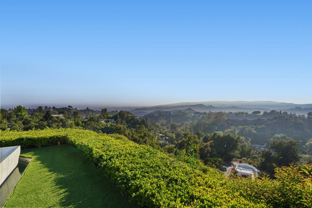 Savor the endless views surrounding the property, immersing yourself in the beauty of the surroundings.