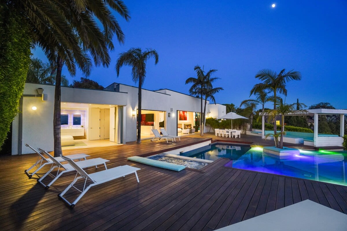Experience the enchanting night sky by the pool, a perfect setting for stargazing and relaxation.