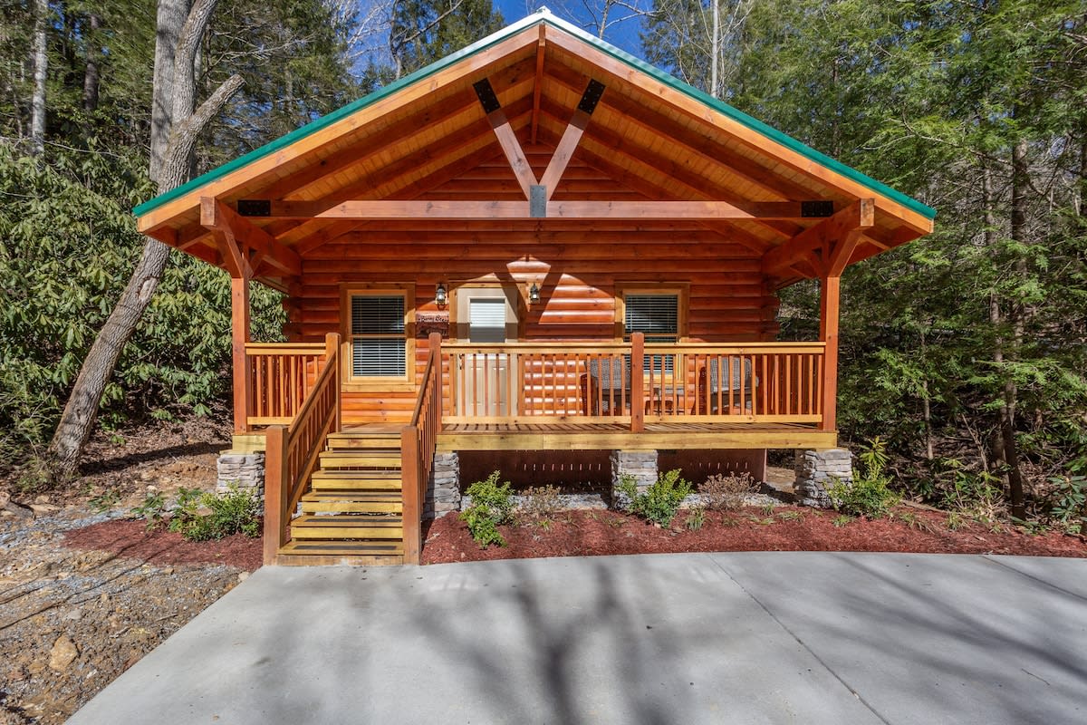 Near Downtown Gatlinburg/Hot Tub/Newly Built Cabin — Gatlinburg, TN — vacation rental