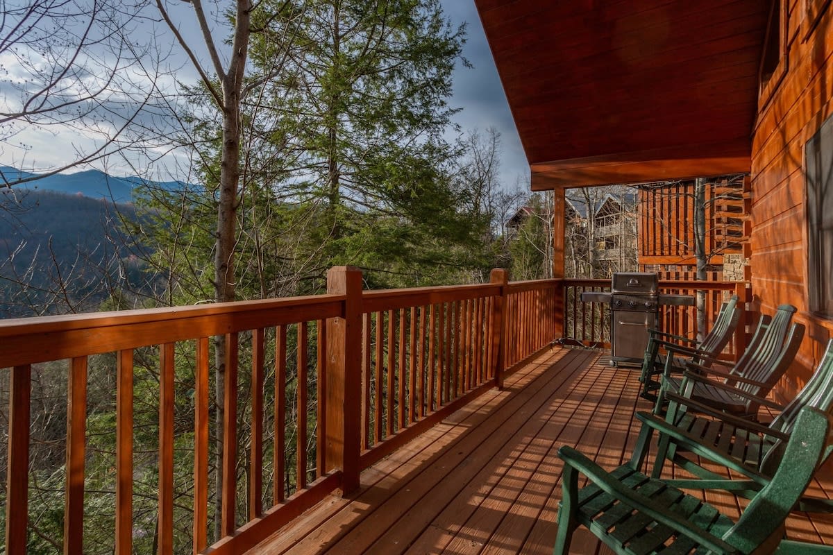 Near Downtown Gatlinburg/Beautiful Views/Hot Tub — Gatlinburg, TN — vacation rental