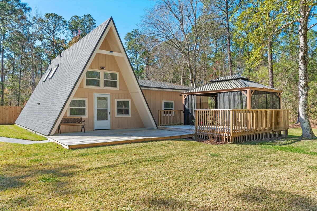 Pet-Friendly Home|Screened Deck & Private Big Yard in St. Augustine, FL