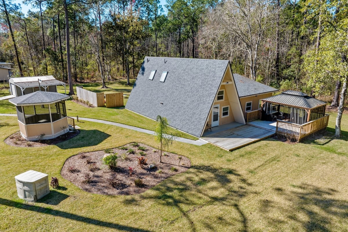 A-Frame on Pine-Lined Street & Screened Deck