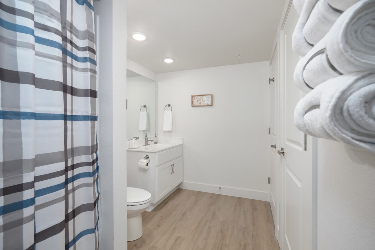 Ensuite bathrooms with tub/shower combos supply plenty of towels for your use.