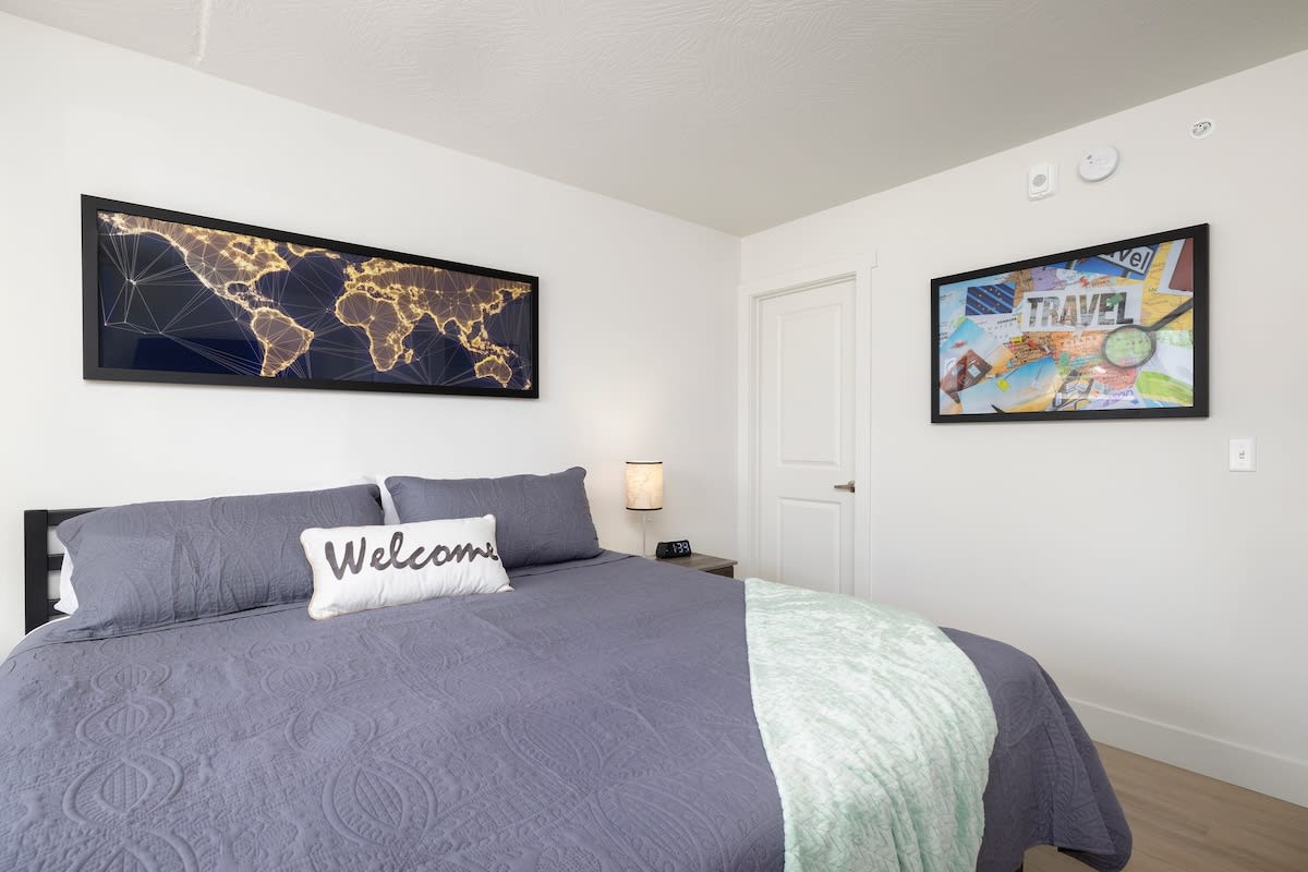 King size bed and ensuite bathroom