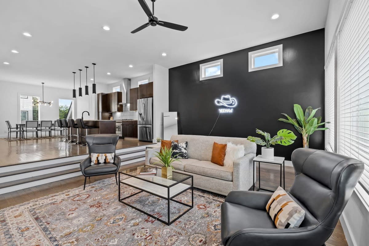 Stunning Balcony And Modern Amenities - Luxurious Nashville Retreat - Nashville