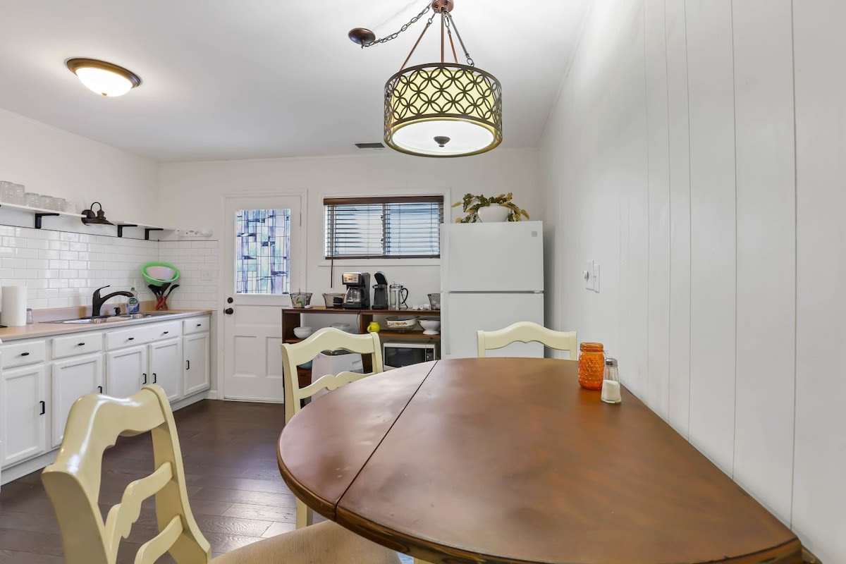 Pet Friendly 2BR Orchard Cottage - Fully Fenced!