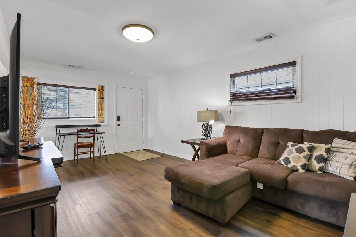 Pet Friendly 2BR Orchard Cottage - Fully Fenced!