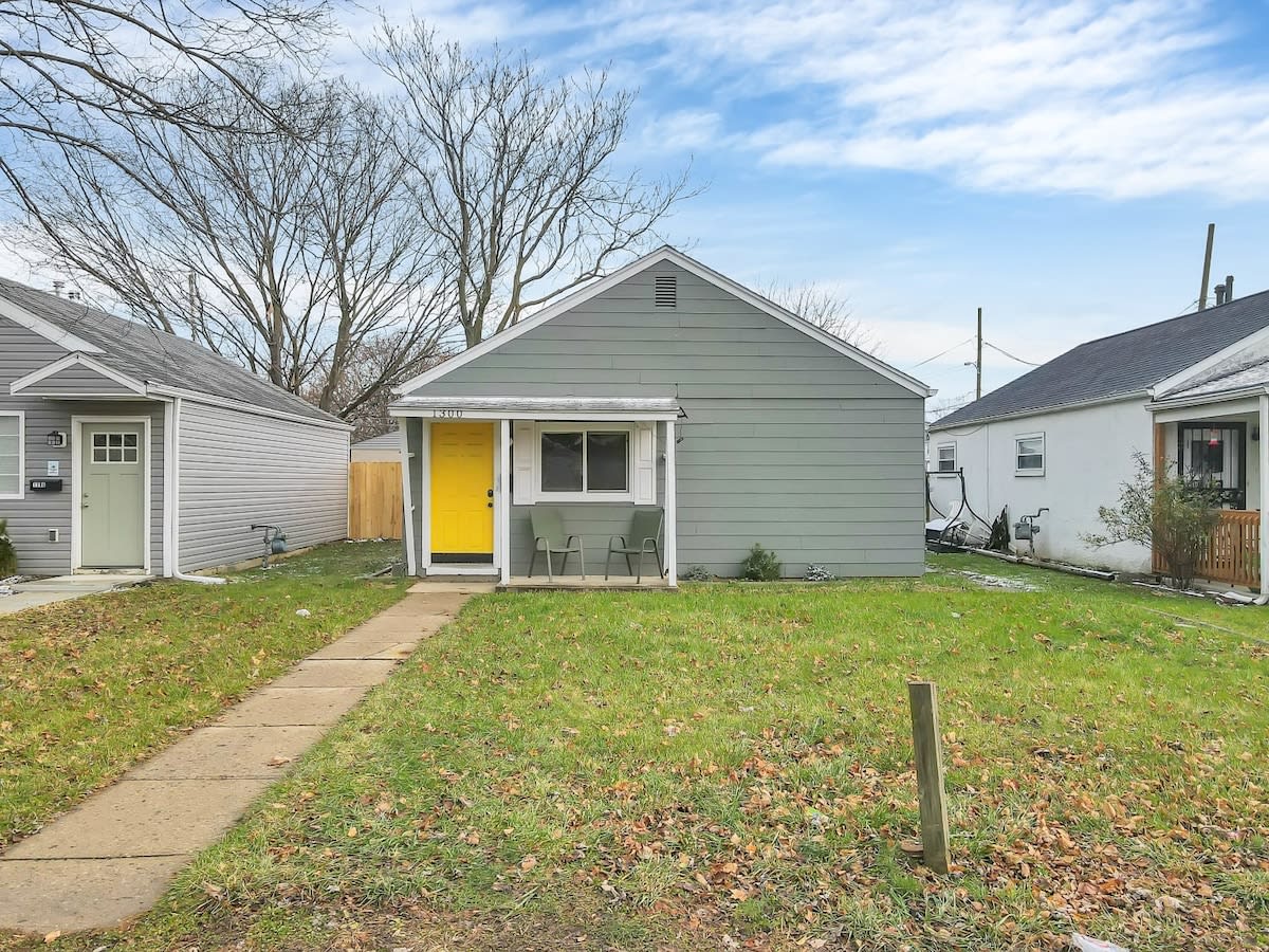 Pet Friendly 2BR Orchard Cottage - Fully Fenced!