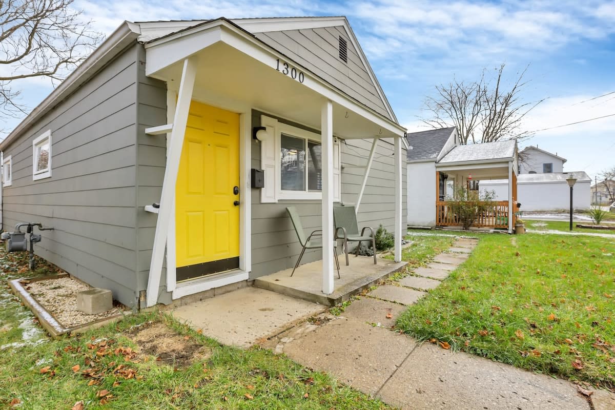 Pet Friendly 2BR Orchard Cottage - Fully Fenced!