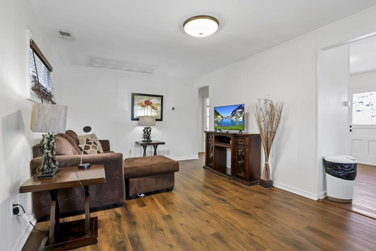 Pet Friendly 2BR Orchard Cottage - Fully Fenced!