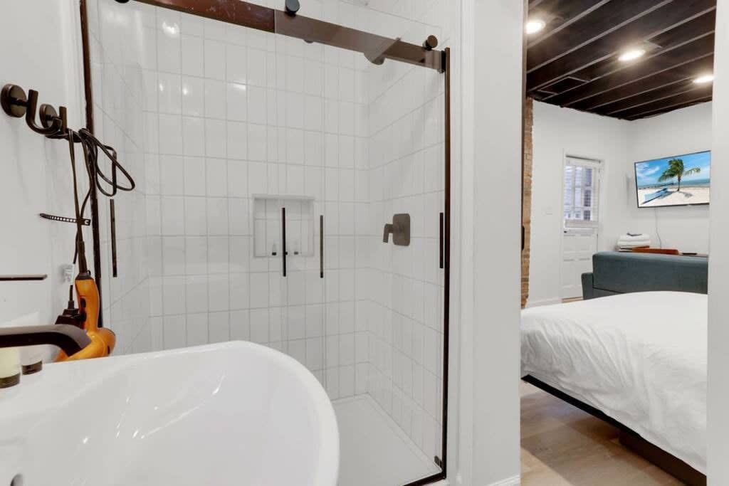Housepitality - The Reichstag Suite - Modern