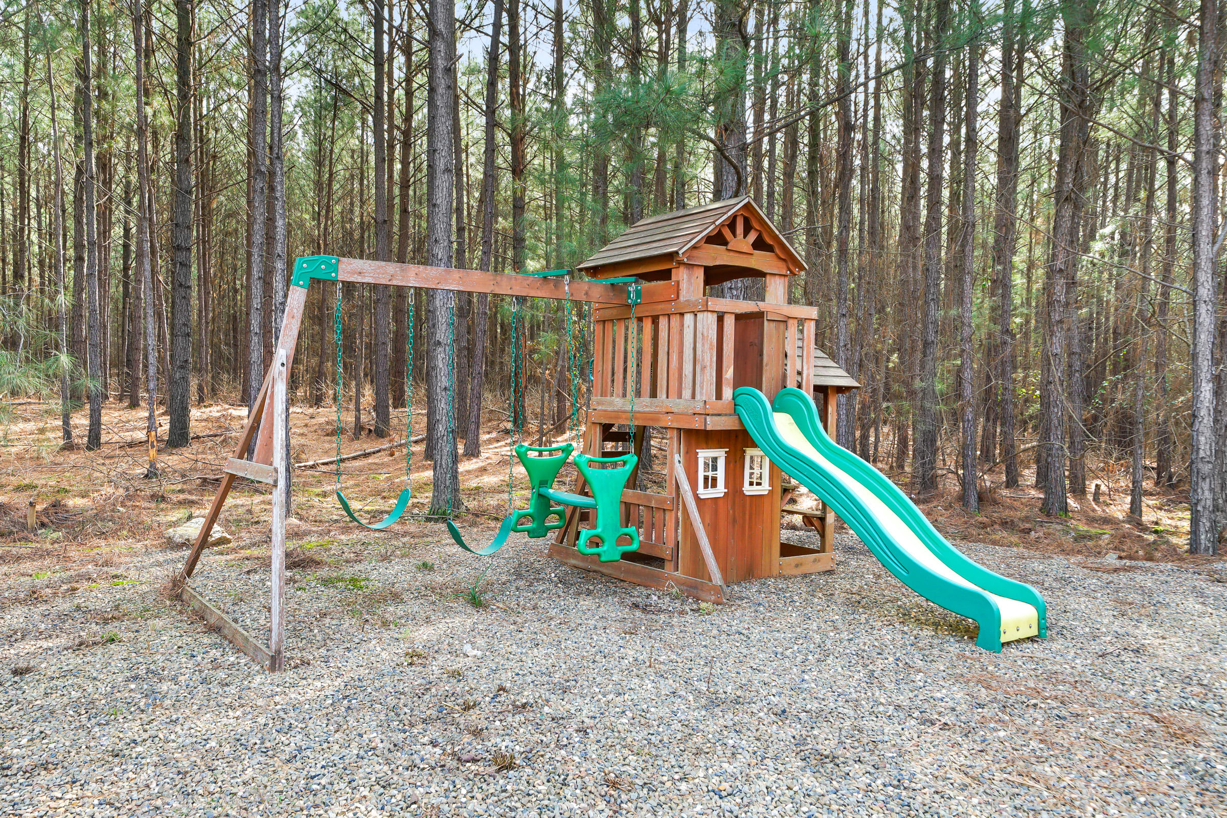 Sundance Lodge! Secluded! Hot Tub-Firepit-Playset!