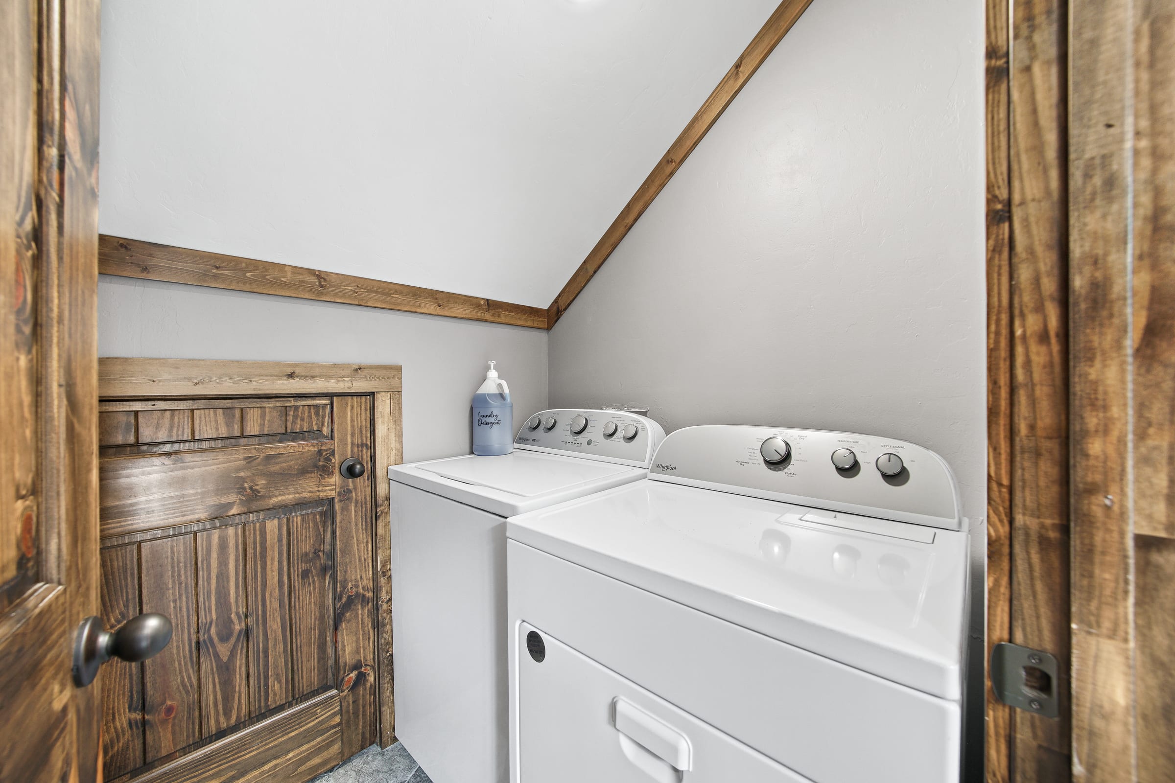Sundance Lodge! Secluded! Hot Tub-Firepit-Playset!