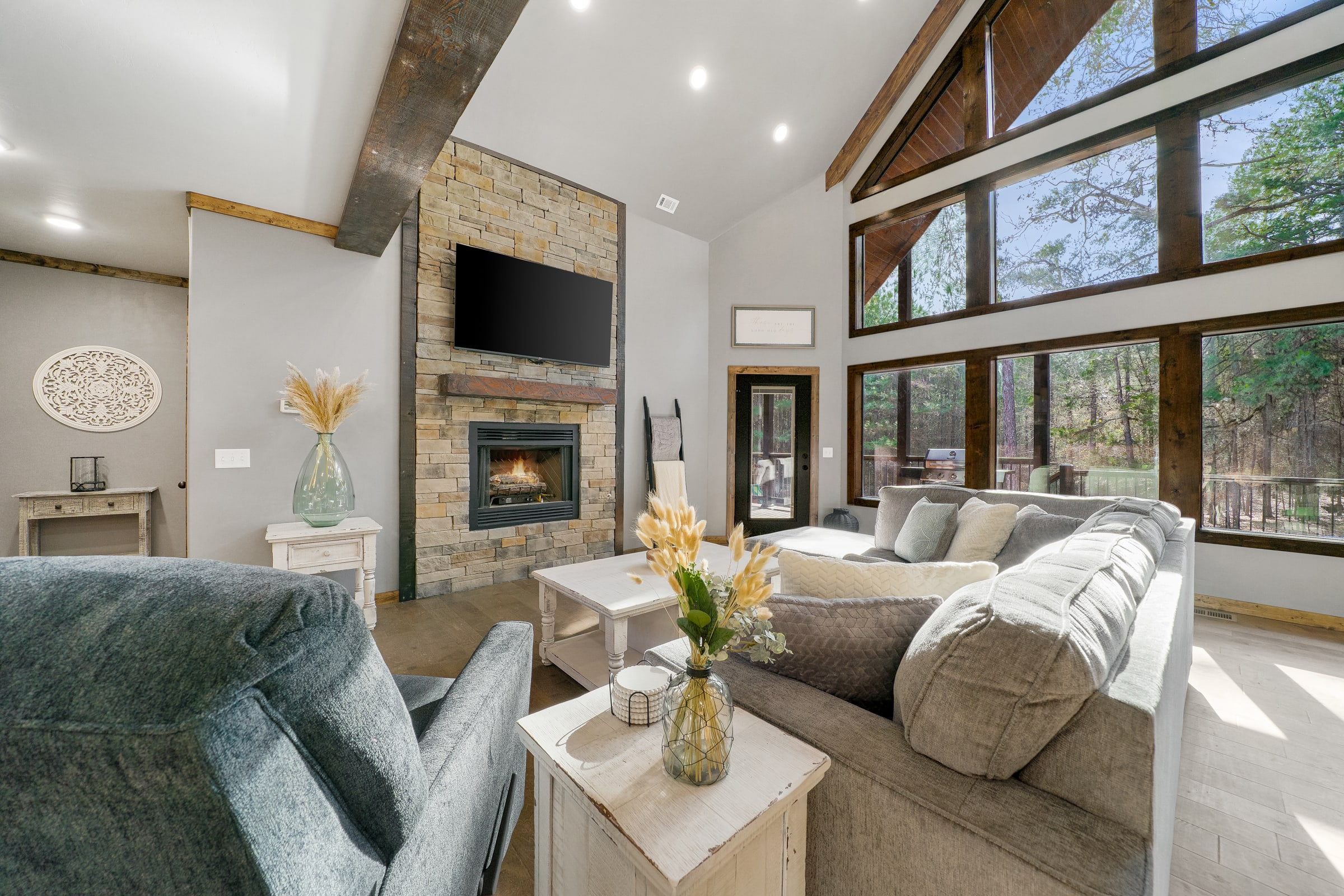 Sundance Lodge! Secluded! Hot Tub-Firepit-Playset!