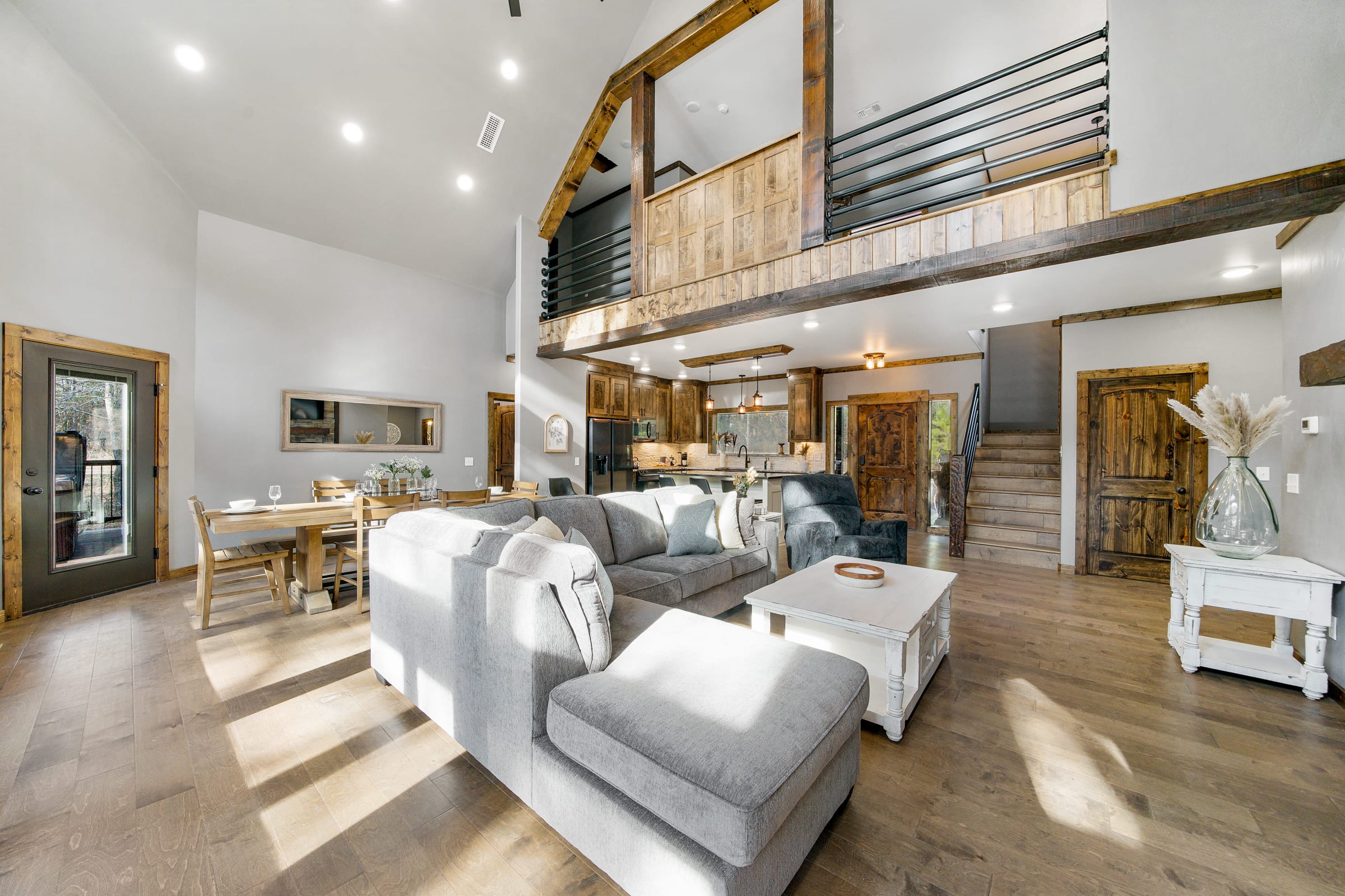 Sundance Lodge! Secluded! Hot Tub-Firepit-Playset!