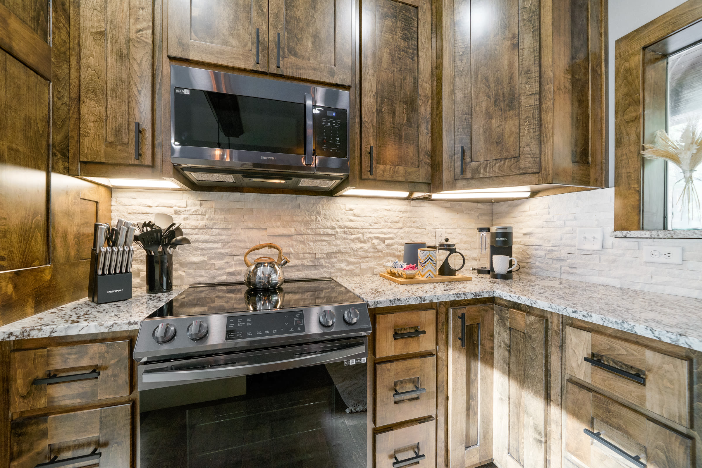 Sundance Lodge! Secluded! Hot Tub-Firepit-Playset!