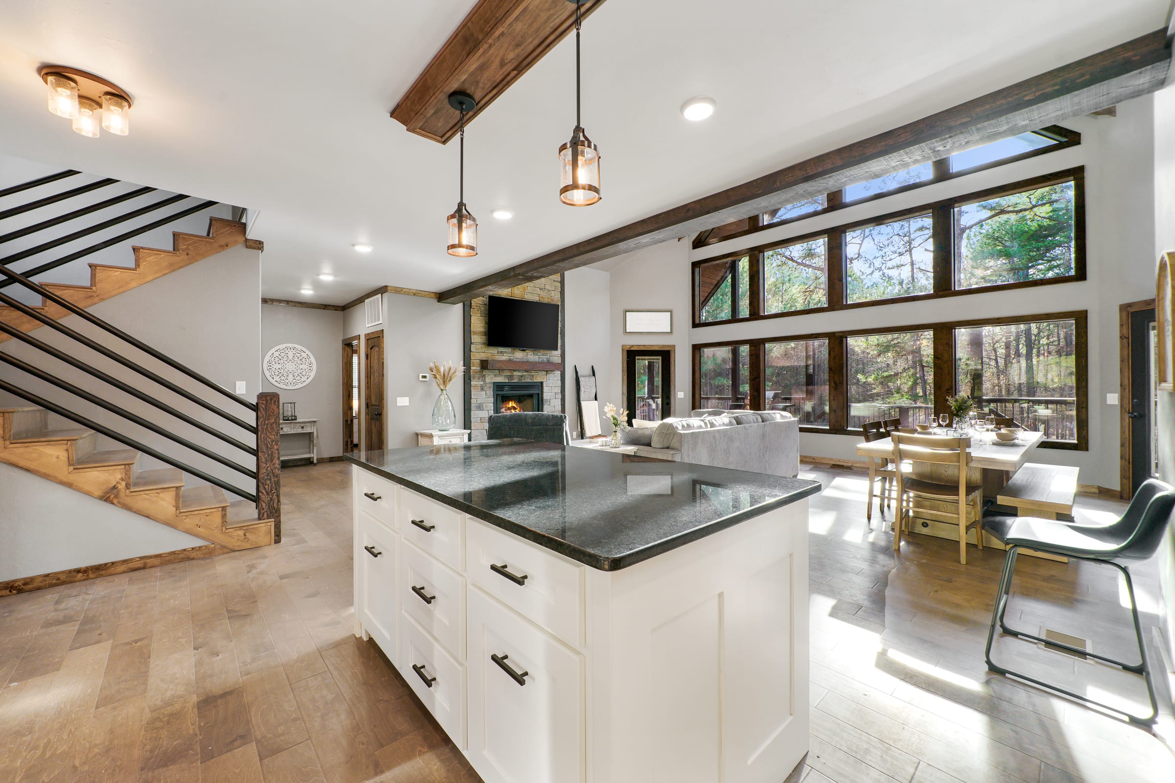 Sundance Lodge! Secluded! Hot Tub-Firepit-Playset!