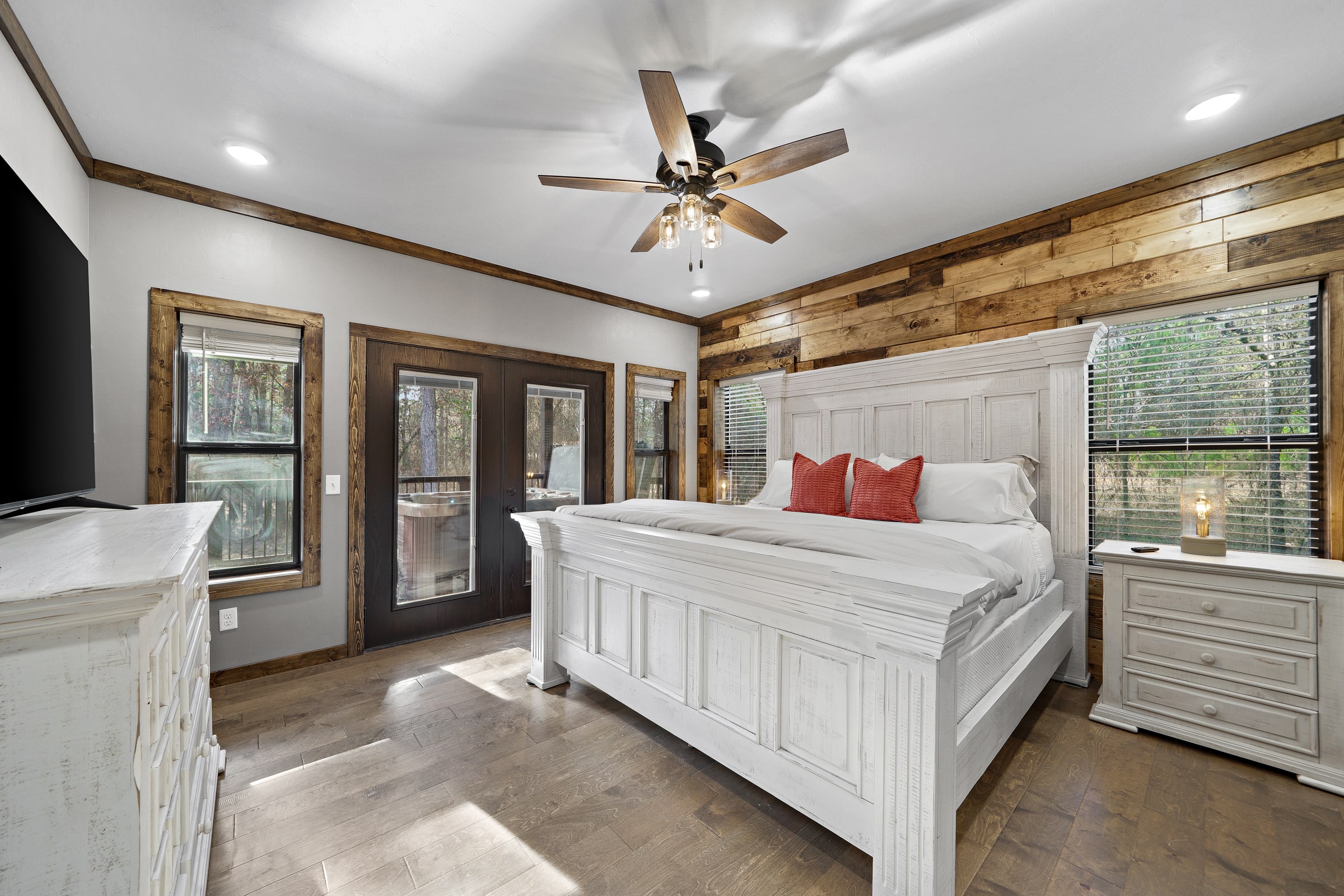 Sundance Lodge! Secluded! Hot Tub-Firepit-Playset!