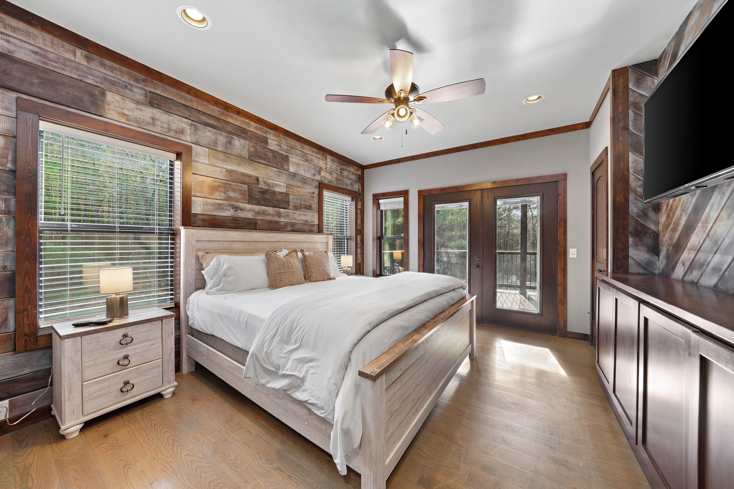 Sundance Lodge! Secluded! Hot Tub-Firepit-Playset!