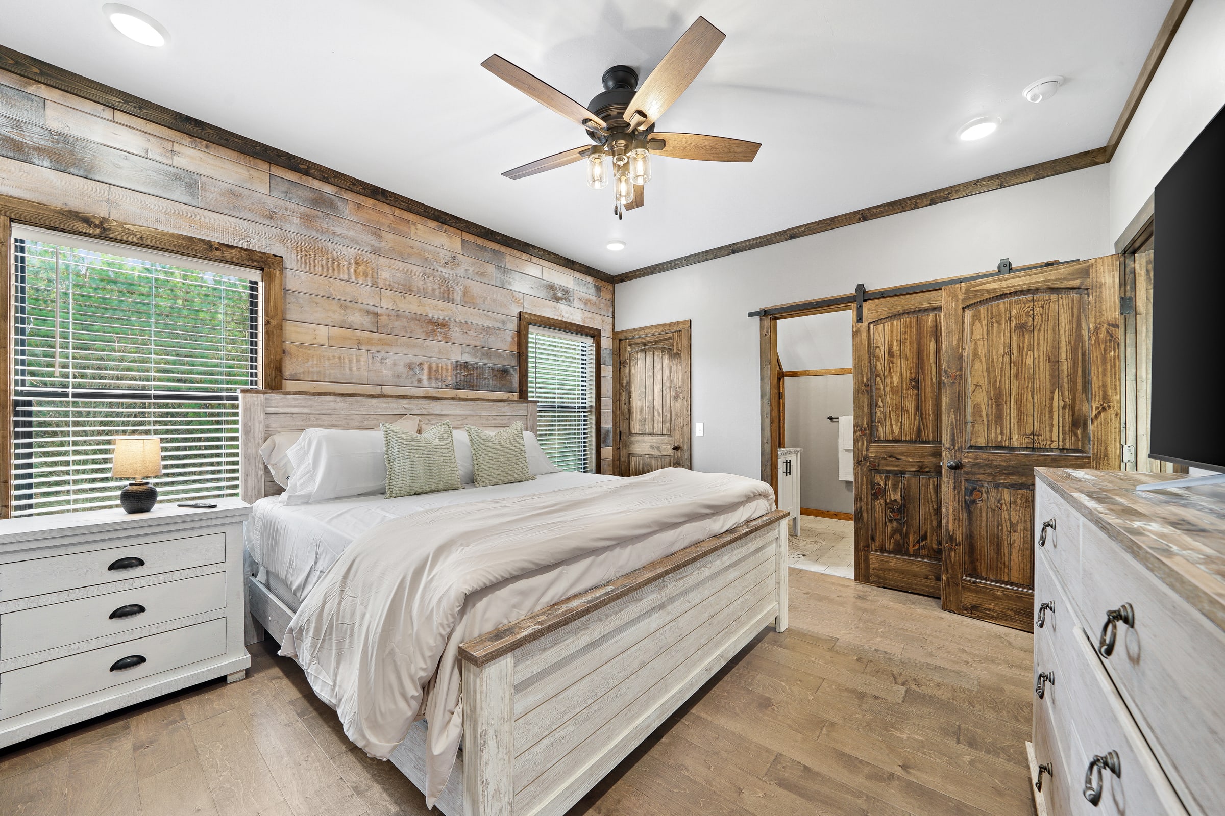 Sundance Lodge! Secluded! Hot Tub-Firepit-Playset!