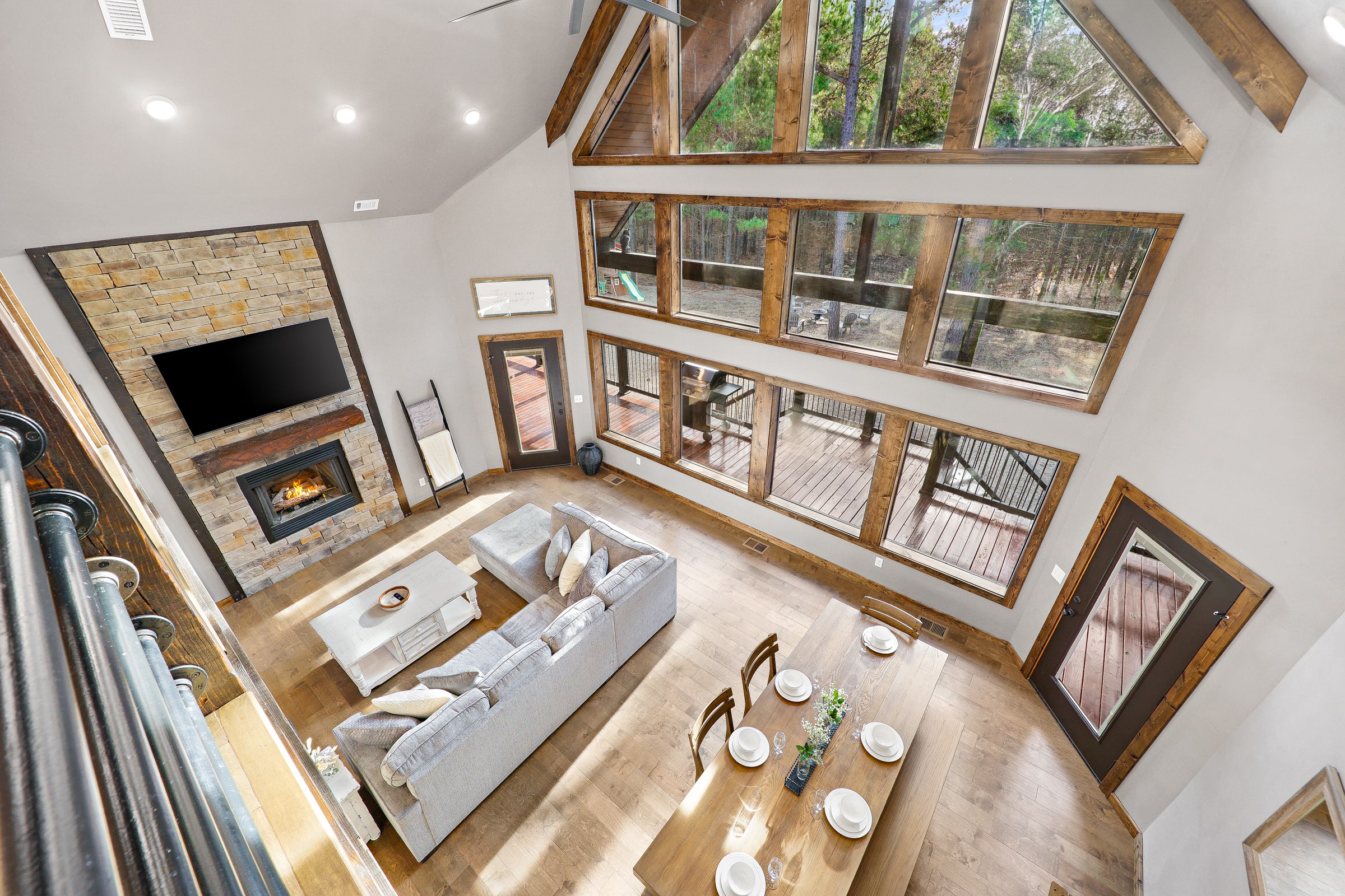 Sundance Lodge! Secluded! Hot Tub-Firepit-Playset!