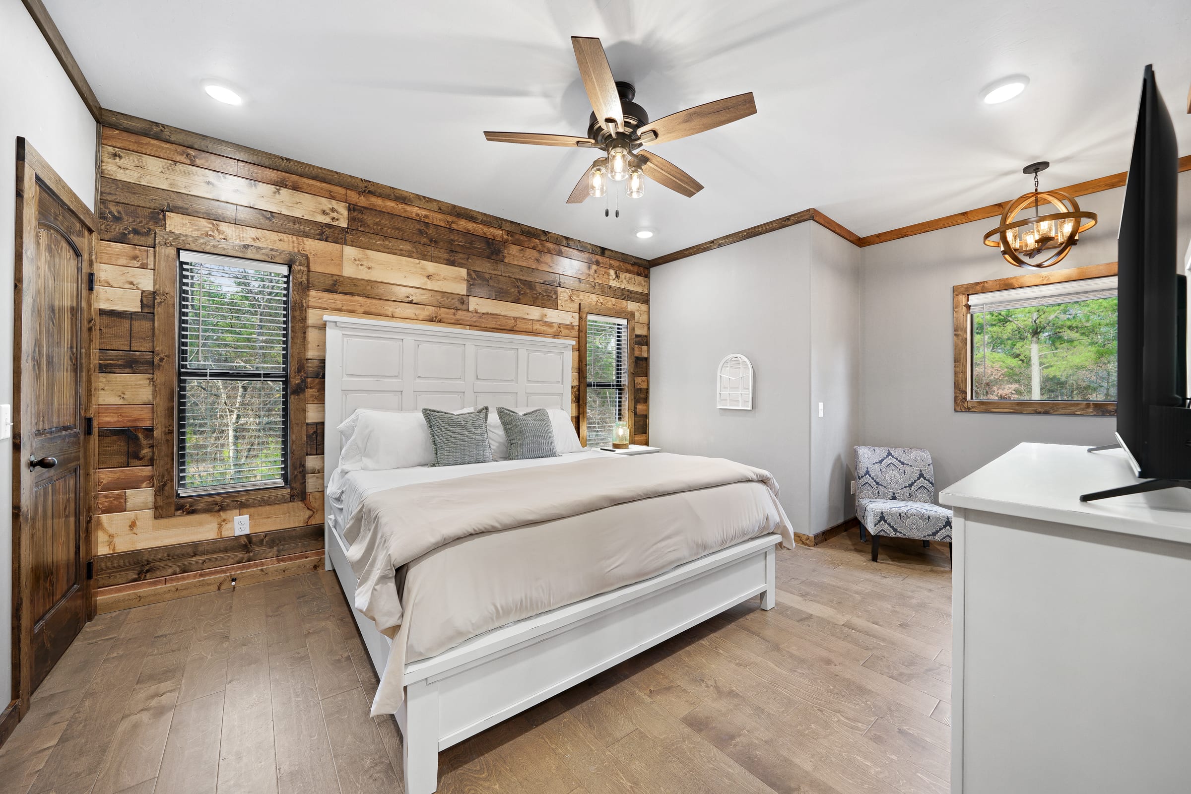 Sundance Lodge! Secluded! Hot Tub-Firepit-Playset!