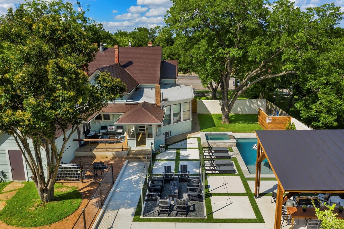 Cloud 9, Victorian Retreat, Pool, Hot Tub, Firepit — Fredericksburg, TX — vacation rental