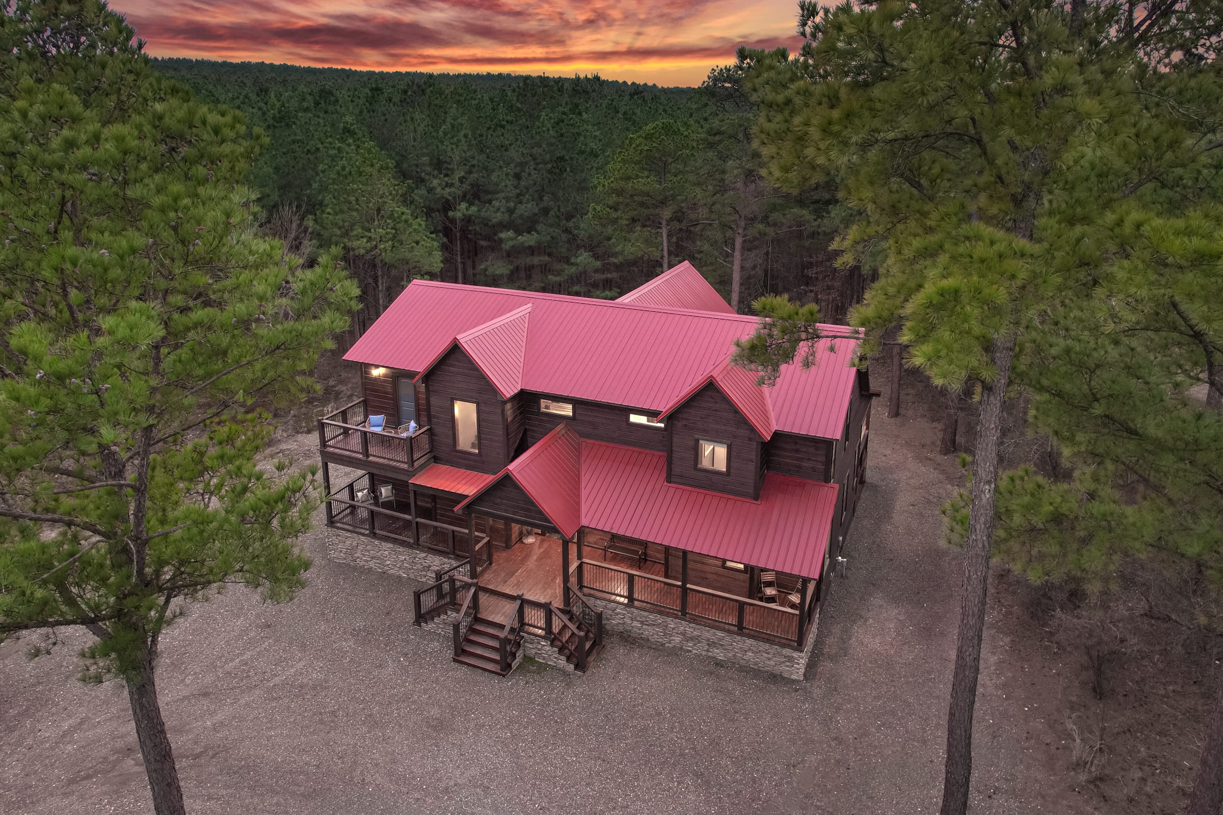 Sundance Lodge! Secluded! Hot Tub-Firepit-Playset!