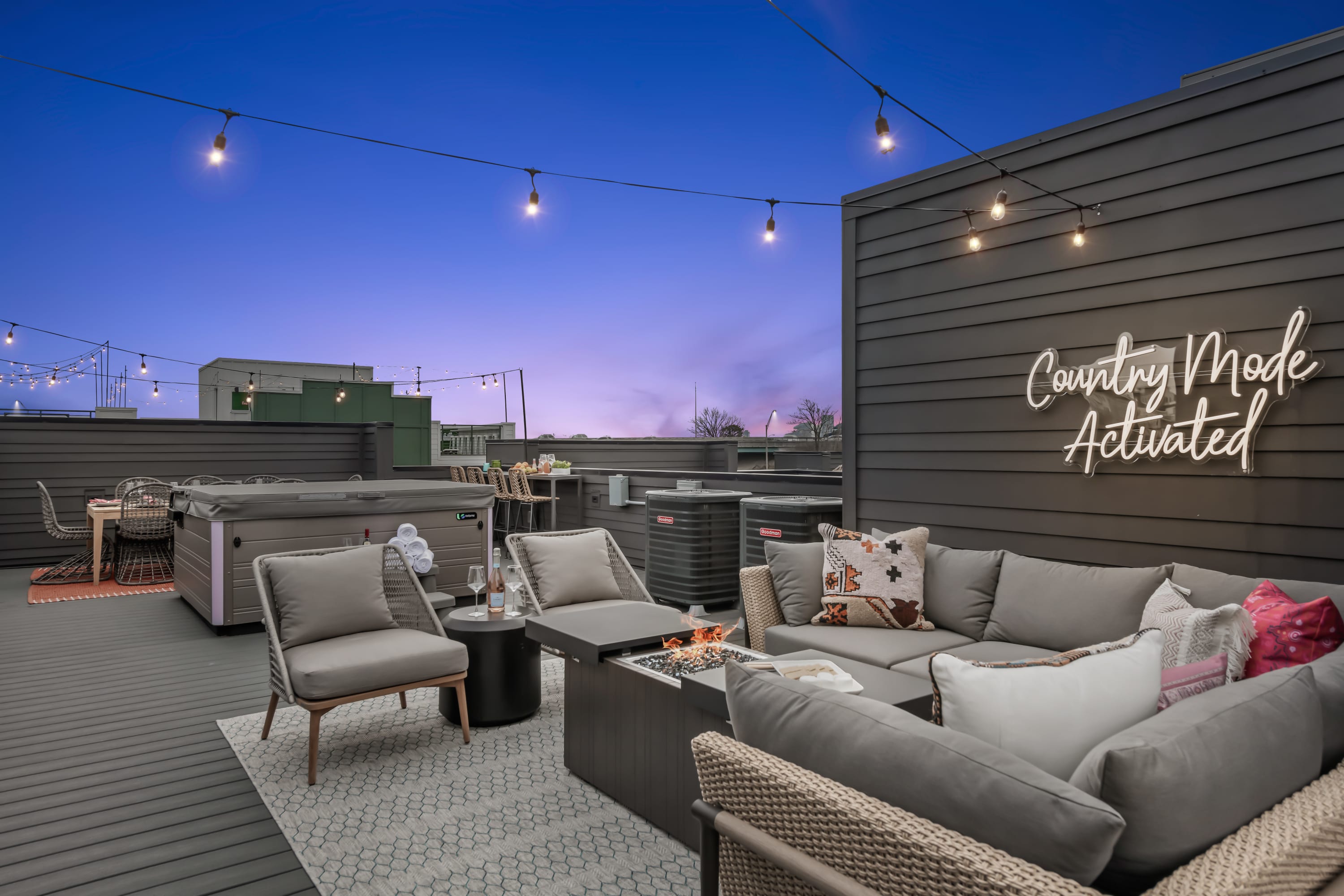 The Hubb House – Relaxing Rooftop + Hot Tub — Nashville, TN — vacation rental
