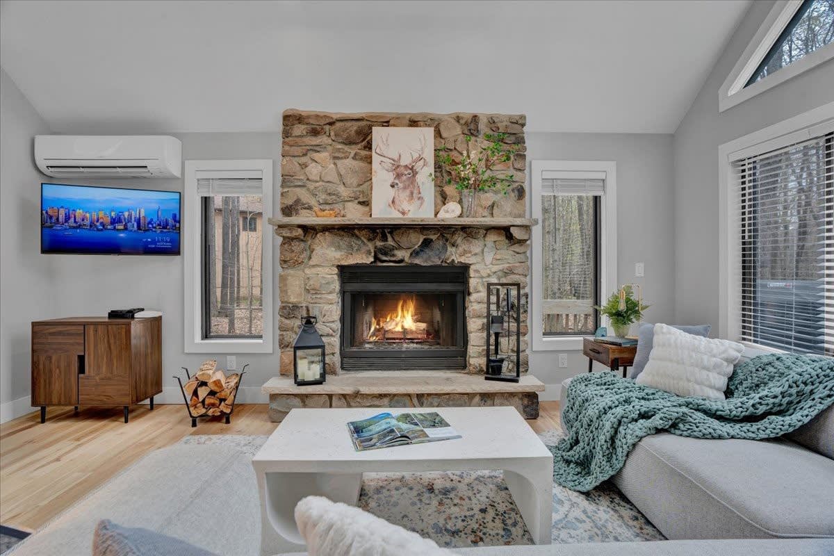 Evergreen Lodge | Hot Tub | Wi-Fi | Fireplace