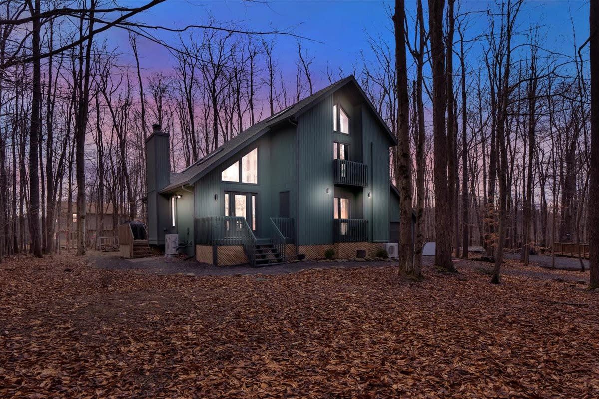 Evergreen Lodge | Hot Tub | Wi-Fi | Fireplace — Clifton, PA — vacation rental