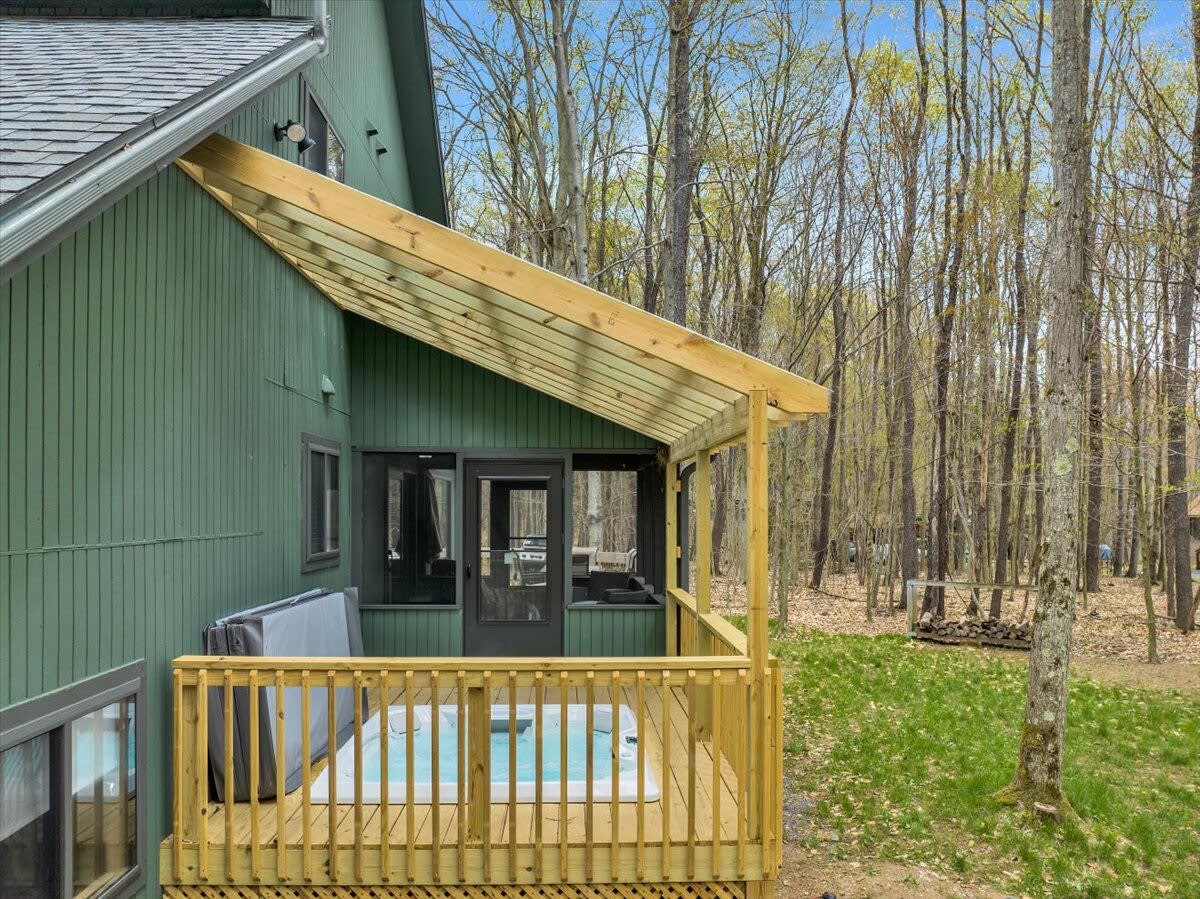 Evergreen Lodge | Hot Tub | Wi-Fi | Fireplace