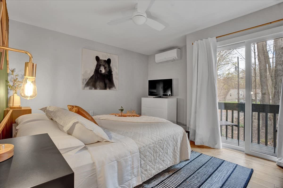 Evergreen Lodge | Hot Tub | Wi-Fi | Fireplace