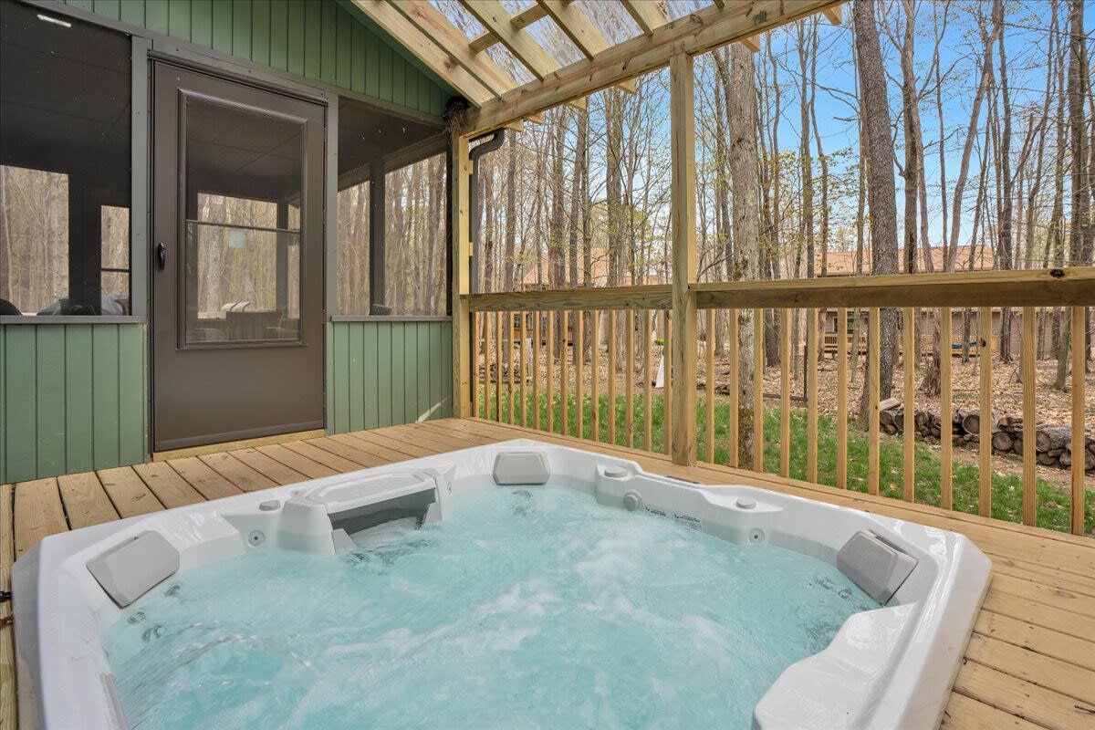 Evergreen Lodge | Hot Tub | Wi-Fi | Fireplace