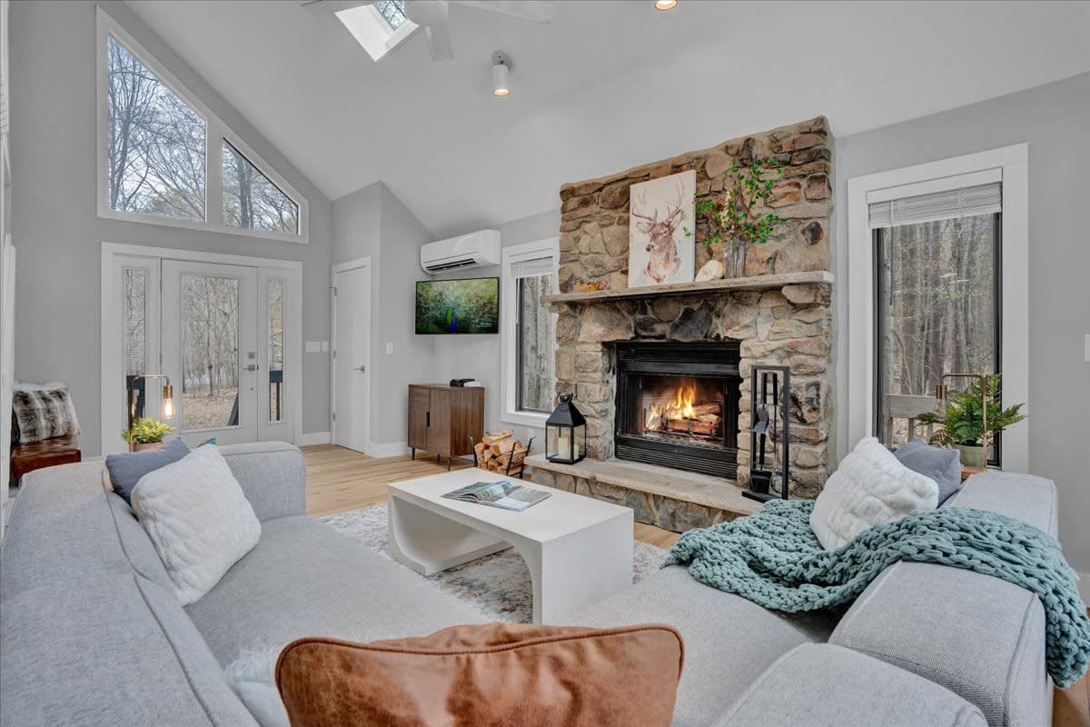 Evergreen Lodge | Hot Tub | Wi-Fi | Fireplace