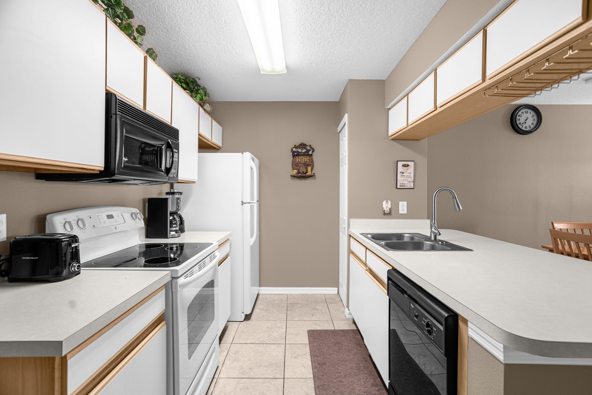 Discover A Bright And Open Kitchen Ideal For Preparing Family Feasts