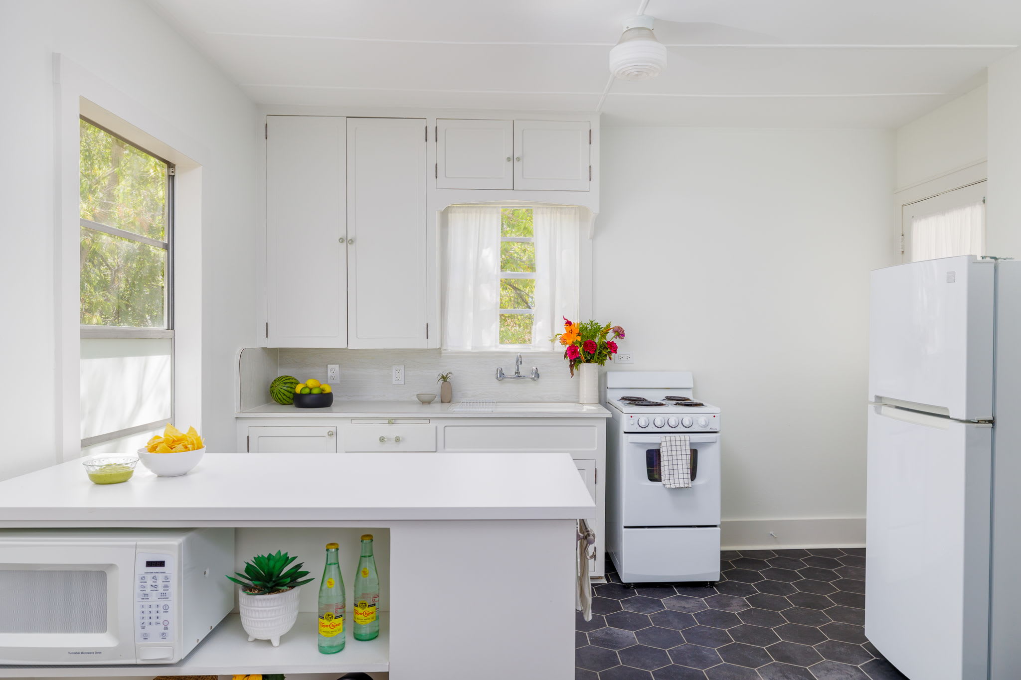 4br, Free Parking, Walk to Food | Pastel Home