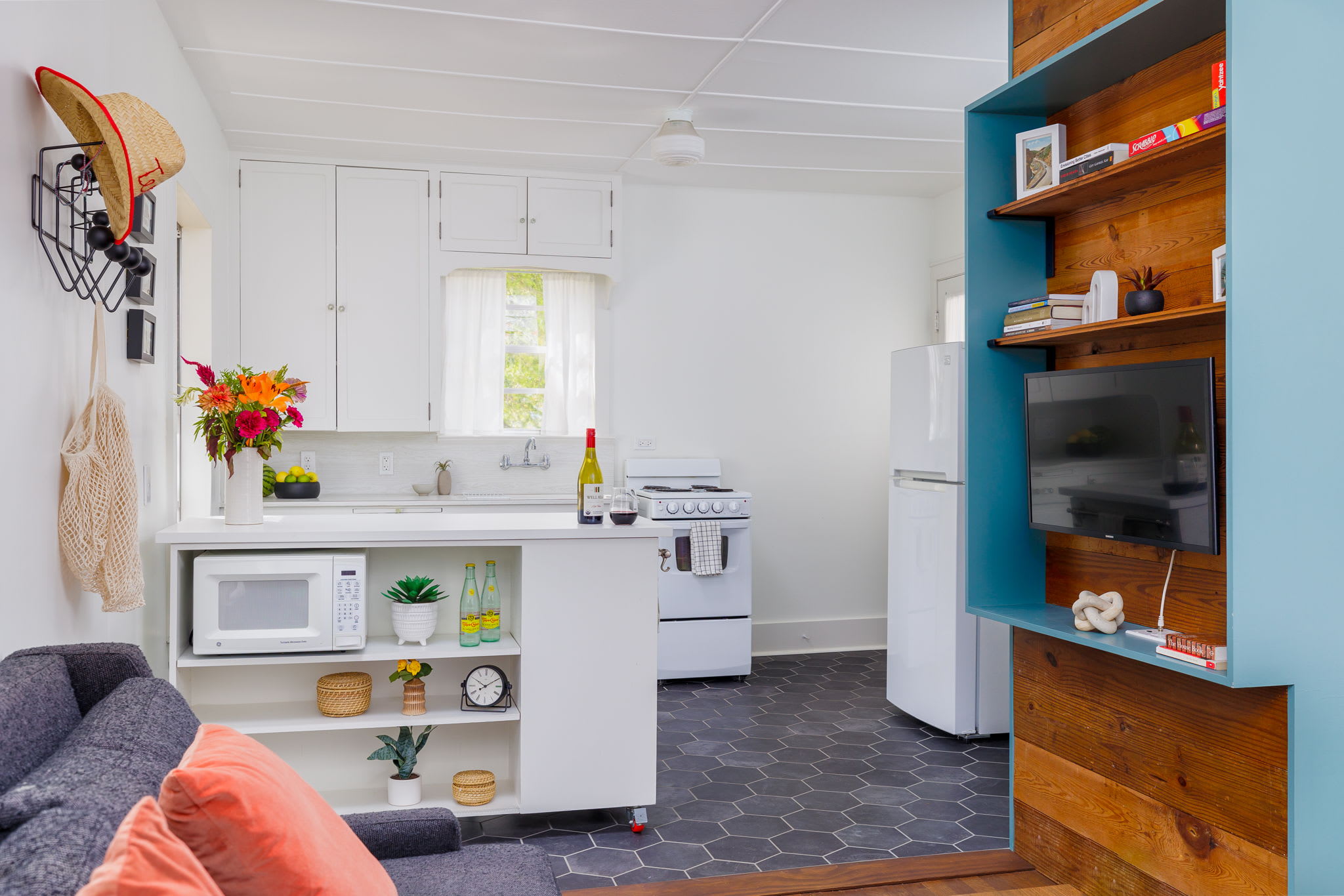 4br, Free Parking, Walk to Food | Pastel Home
