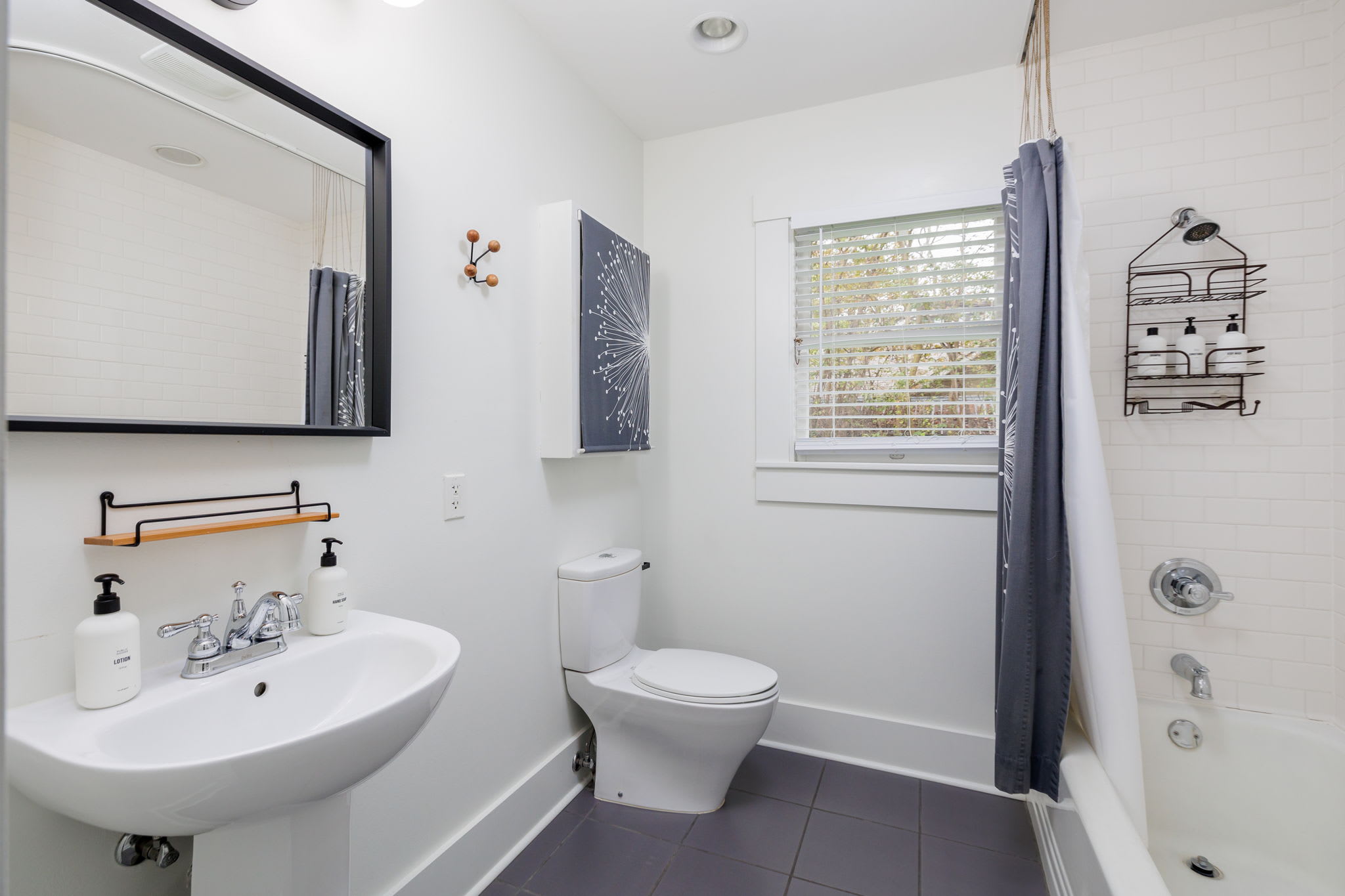 4br, Free Parking, Walk to Food | Pastel Home