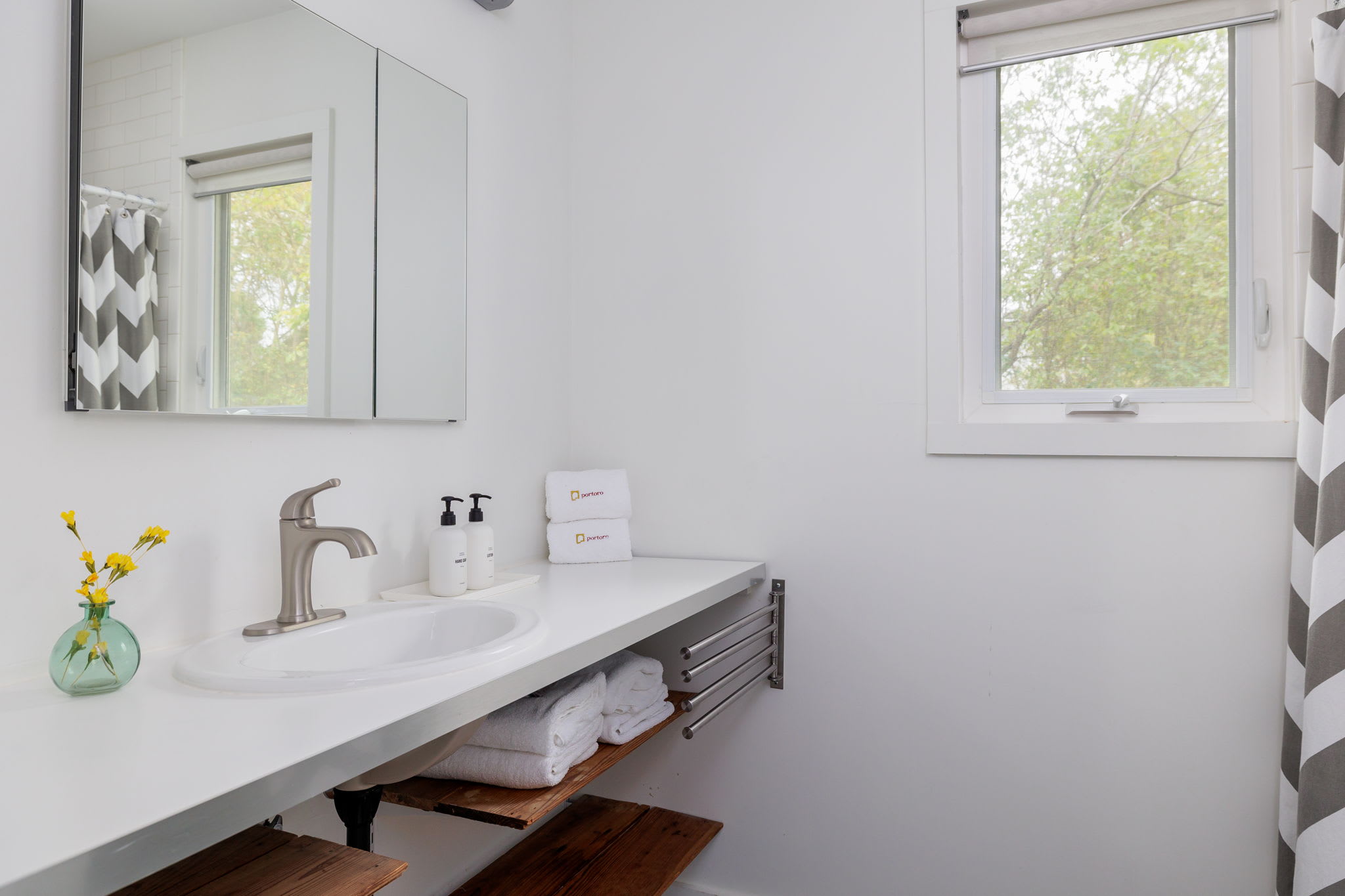 4br, Free Parking, Walk to Food | Pastel Home