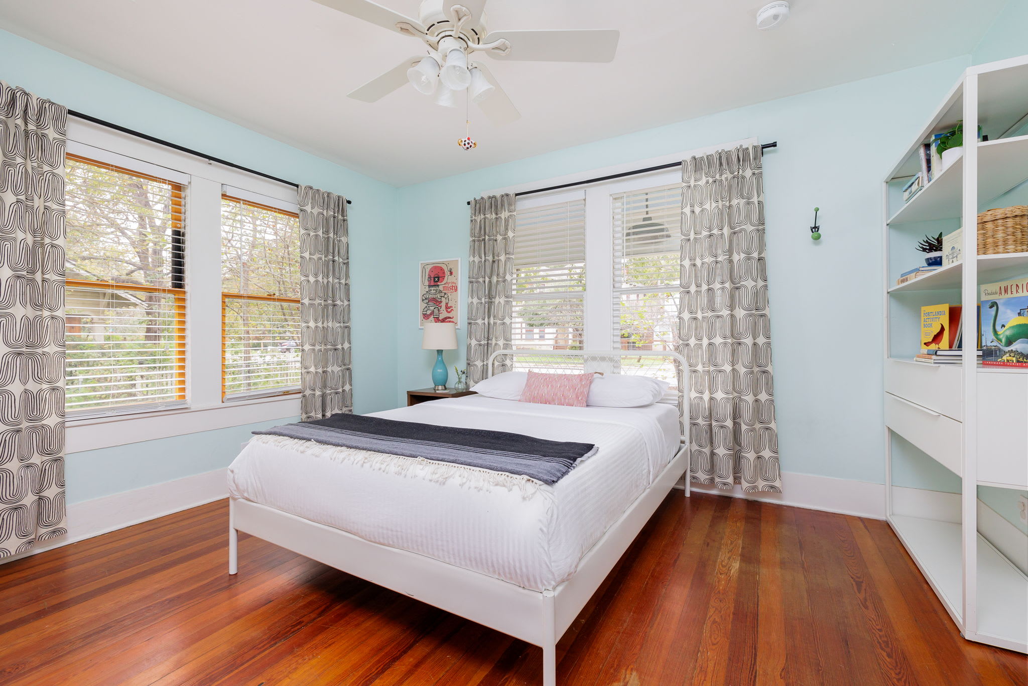 4br, Free Parking, Walk to Food | Pastel Home