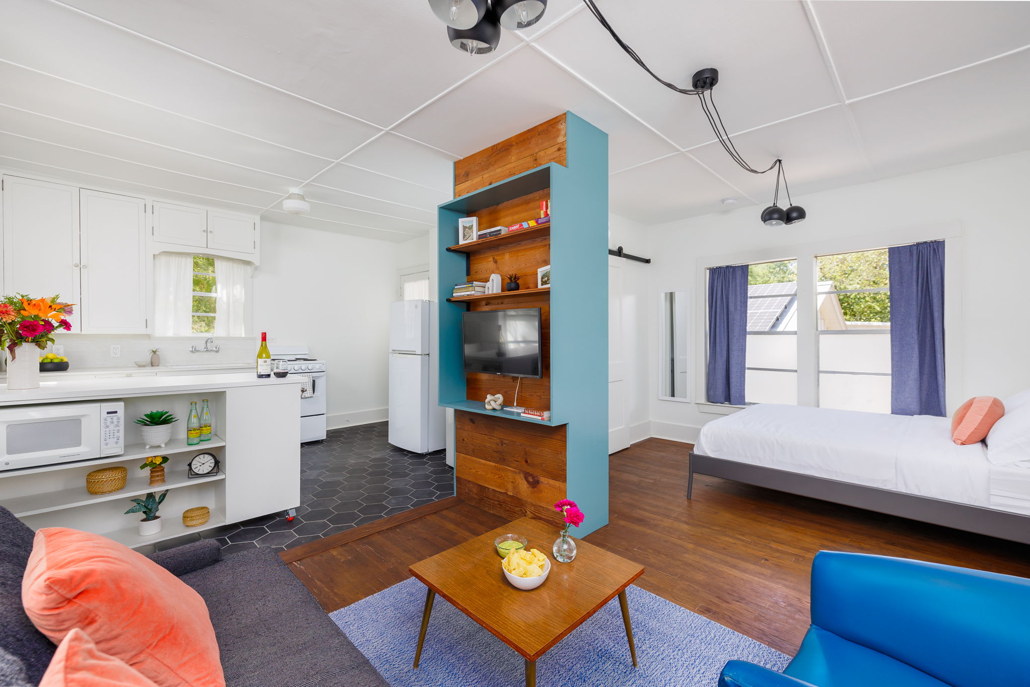 4br, Free Parking, Walk to Food | Pastel Home